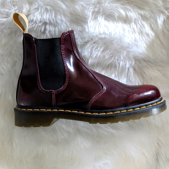 DR. MARTENS VEGAN 2976 CHELSEA BOOTS IN CHERRY RED - Picture 4 of 8